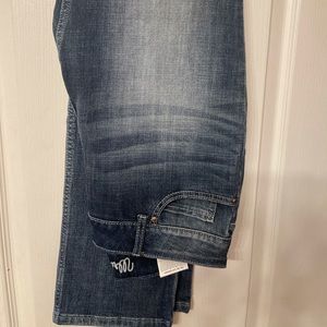 Women’s mid rise straight leg Wrangler jeans